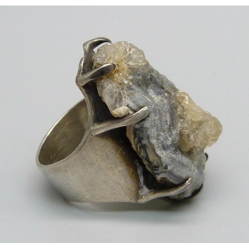 983 - A silver ring set with a geode, 15g, M