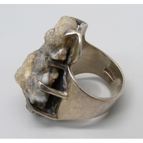 983 - A silver ring set with a geode, 15g, M