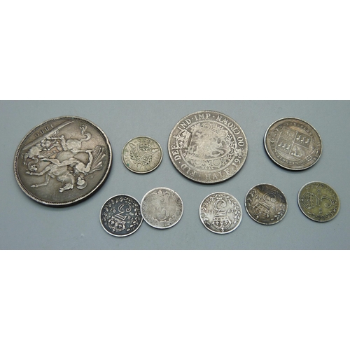 985 - A Victorian crown, 1890, a 1900 half crown, a shilling and six 3d coins, 55g