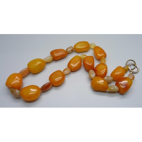 992 - An agate bead necklet, 298g