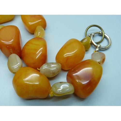 992 - An agate bead necklet, 298g