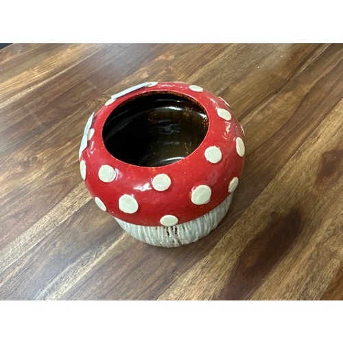 1494 - A ceramic toadstool planter W15cm (570105)