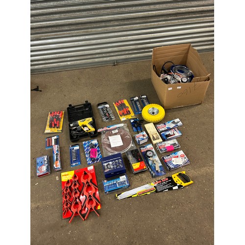 2362 - A large quantity of Clarke and other branded tools and machinery including Clarke contractor handsaw... 