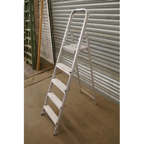 2207 - Five rung aluminium step ladder