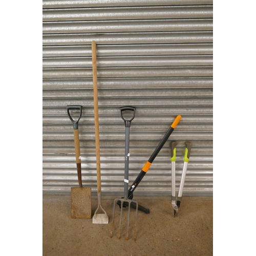 2217 - Garden tools; a spade, hoe, weed picker and a bush cutter