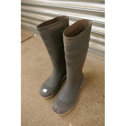 2222 - Five assorted garden tools and pair of size 9 steel toe capped wellington boots and roll of clear po... 