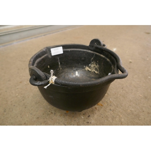 2233 - A 30cm cast iron cauldron