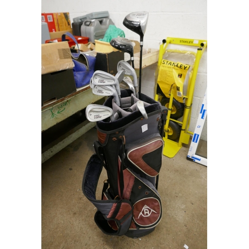 2270 - A golf bag with clubs - various types and brands