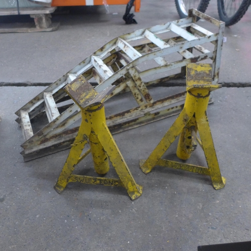 2343 - A pair of car ramps and axle stands