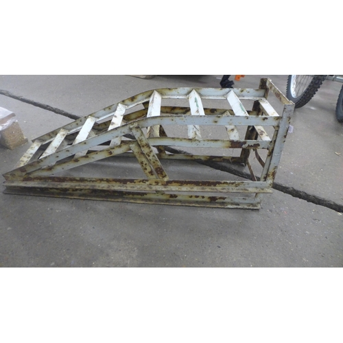 2343 - A pair of car ramps and axle stands