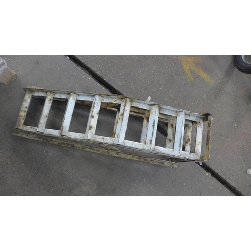 2343 - A pair of car ramps and axle stands