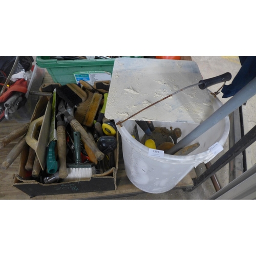 2391 - A quantity of assorted plasterer's tools including trowels, bucket, etc.