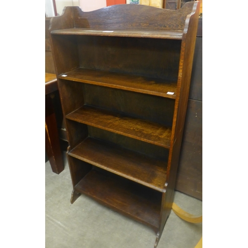 125 - An early 20th Century oak open bookcase