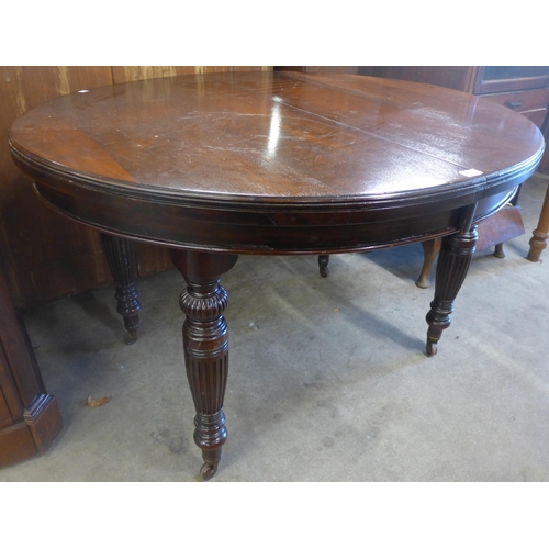 137 - A late Victorian mahogany extending dining table