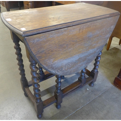 140 - An oak barleytwist gateleg table