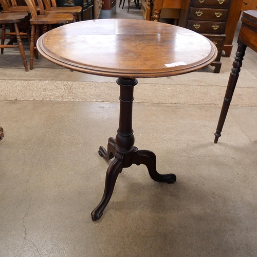 162 - A Victorian mahogany circular tripod lamp table