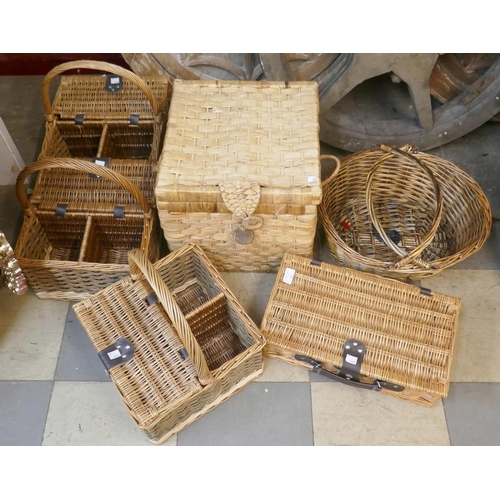 318 - Six assorted wicker baskets and boxes