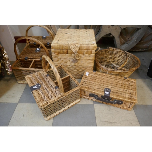 318 - Six assorted wicker baskets and boxes