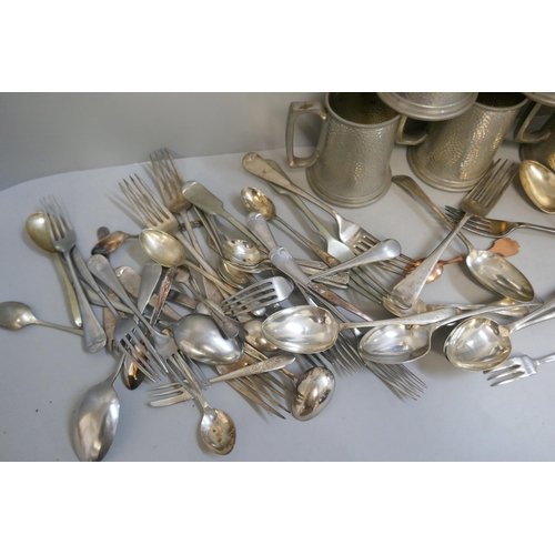 335 - A collection of silver plated ware including Elkington and a collection of flatware