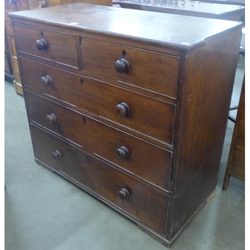 86 - A George III oak chest of drawers