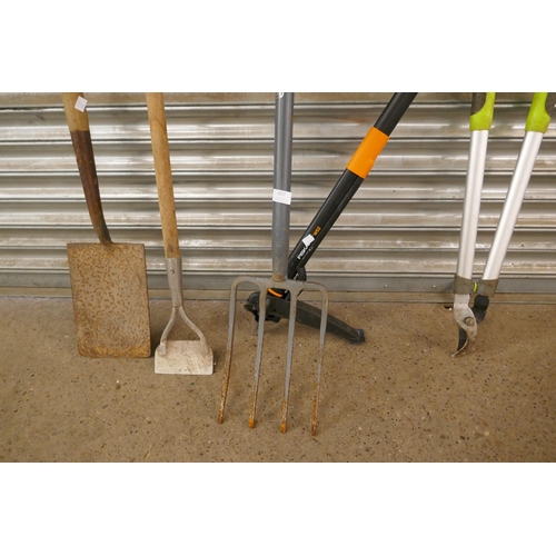 2217 - Garden tools; a spade, hoe, weed picker and a bush cutter