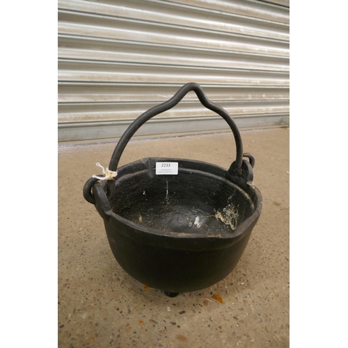 2233 - A 30cm cast iron cauldron