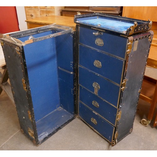 112 - An early 20th Century fitted gentleman's travelling trunk