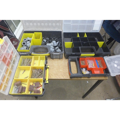 2013 - 4 Storage containers