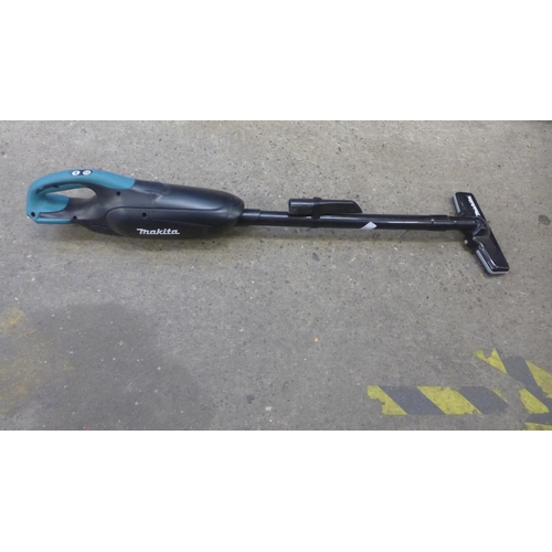 2080 - A Makita DCC182 vacuum cleaner