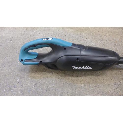 2080 - A Makita DCC182 vacuum cleaner