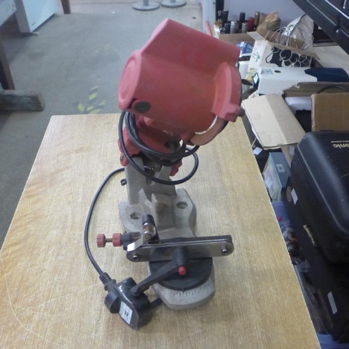 2088 - An Oregon 85w 230v electric chainsaw sharpener