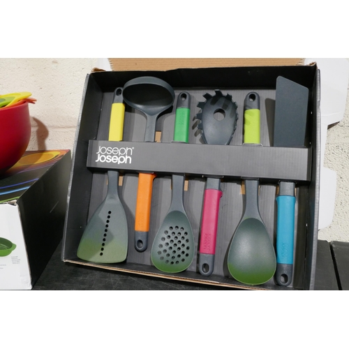3001 - Joseph Joseph kitchen tools and food prep set * this lot is subject to VAT