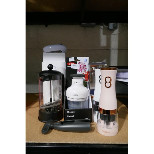 3007 - Assorted kitchen/food accessories including salt and pepper grinders, food chopper and cafetiere * t... 