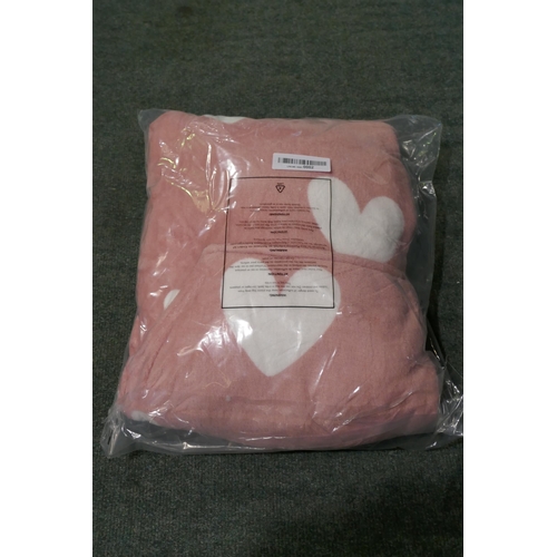 3025 - 4x Assorted hooded blankets * this lot is subject to VAT