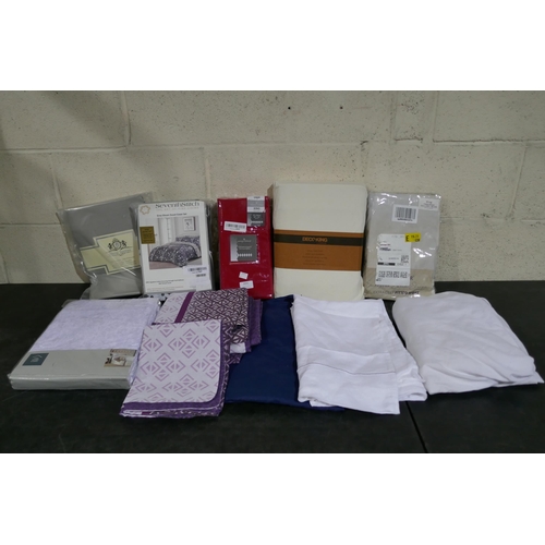 3041 - Assorted bed linen - various sizes/styles/colours * this lot is subject to VAT