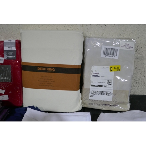 3041 - Assorted bed linen - various sizes/styles/colours * this lot is subject to VAT