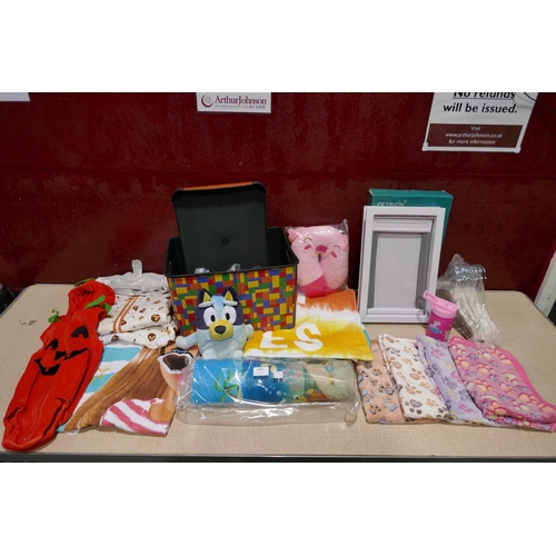 3043 - Mixed children's and pet household items ( inc Bluey / Barbie) * this lot is subject to VAT