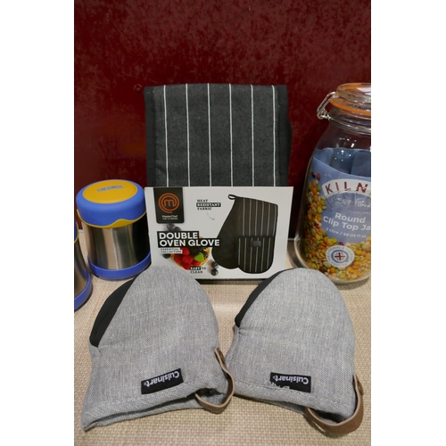 3049 - Kilner jar, 2 Thermos food containers and oven mitts * this lot is subject to VAT