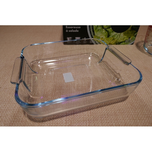 3063 - Oxo salad spinner and Pyrex jug and baking dish * This lot is subject to VAT