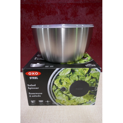 3063 - Oxo salad spinner and Pyrex jug and baking dish * This lot is subject to VAT