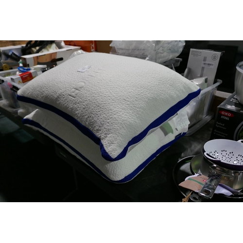 3064 - Two memory foam pillows by Molblly * This lot is subject to VAT