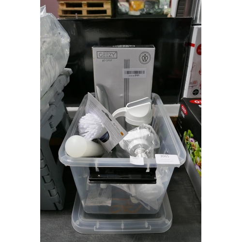 3065 - Box of kitchen and bathroom accessories inc Oxo 
 / Joseph Joseph * This lot is subject to VAT