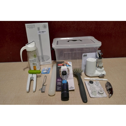 3065 - Box of kitchen and bathroom accessories inc Oxo 
 / Joseph Joseph * This lot is subject to VAT