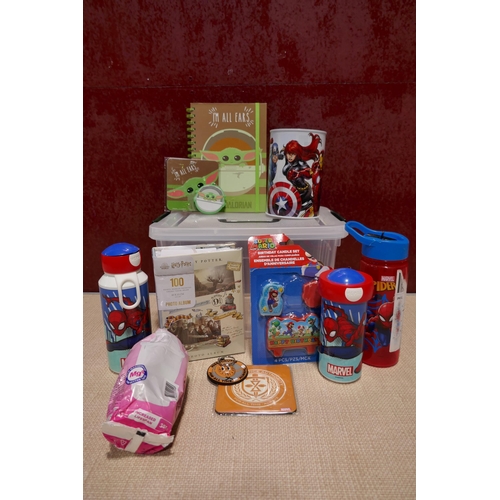 3069 - Box of kid's branded accessories and drinks bottles, money box, candles, etc. ( inc Harry Potter / M... 