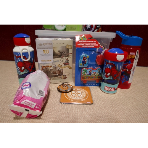 3069 - Box of kid's branded accessories and drinks bottles, money box, candles, etc. ( inc Harry Potter / M... 