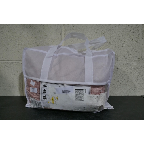 3077 - Pink weighted blanket (6kg) * This lot is subject to VAT