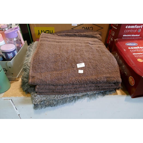 3084 - A blanket and 2 Brown towel - mixed sizes/styles * This lot is subject to VAT