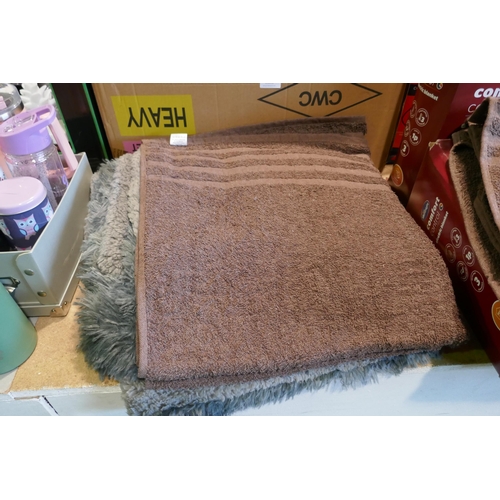 3084 - A blanket and 2 Brown towel - mixed sizes/styles * This lot is subject to VAT