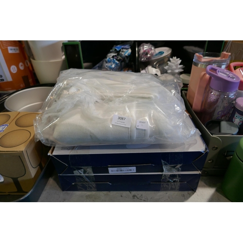 3087 - Three heated under blankets (2 x singles) * This lot is subject to VAT