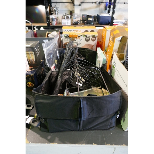 3095 - Car boot compartment divider containing additional storage and household items * This lot is subject... 